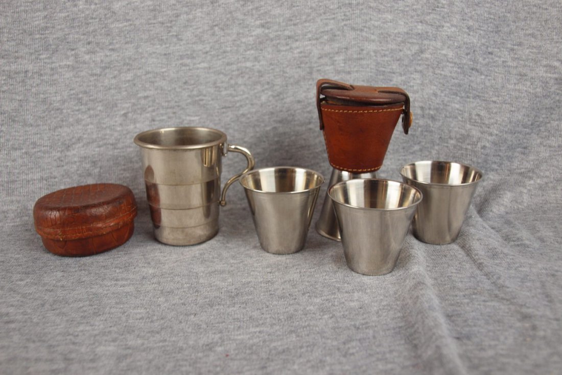 Gentlemen's traveling colapsable cup and shot glas: Gentlemen's traveling colapsable cup and shot glassset with leather holders