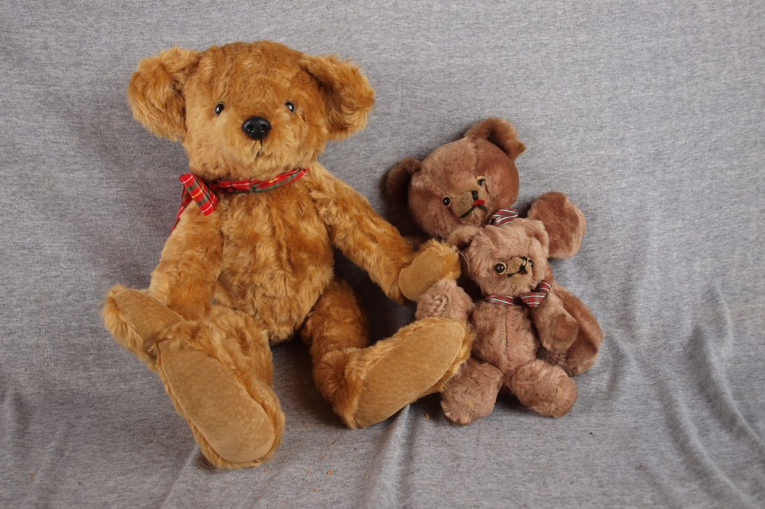 Vintage jointed teddy bear and 2 addition teddy be: Vintage jointed teddy bear and 2 addition teddy bears