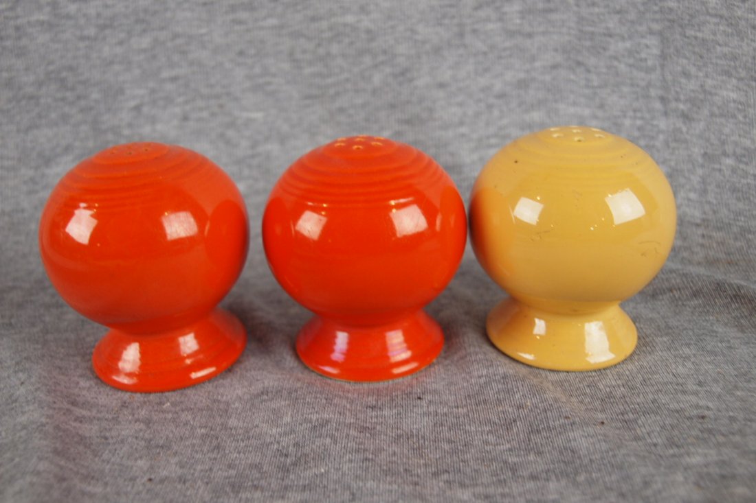 Fiesta shaker group - pair red and single yellow: Fiesta shaker group - pair red and single yellow