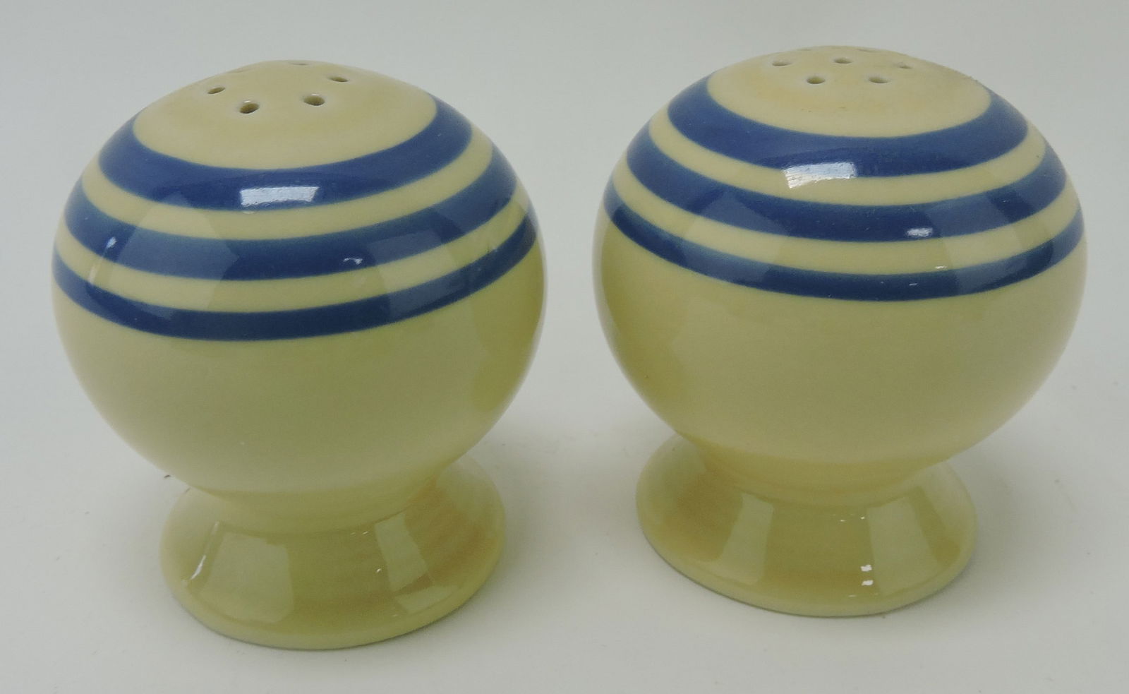 Fiesta Post 86 pair of shakers, (1 of 1)