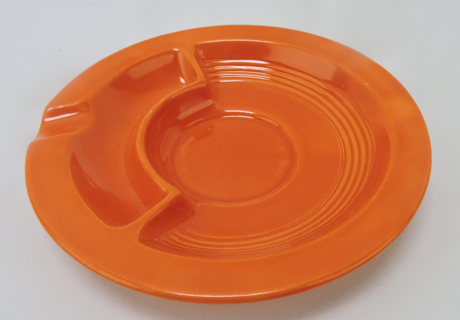 Harlequin saucer ashtray, red, minor: wear