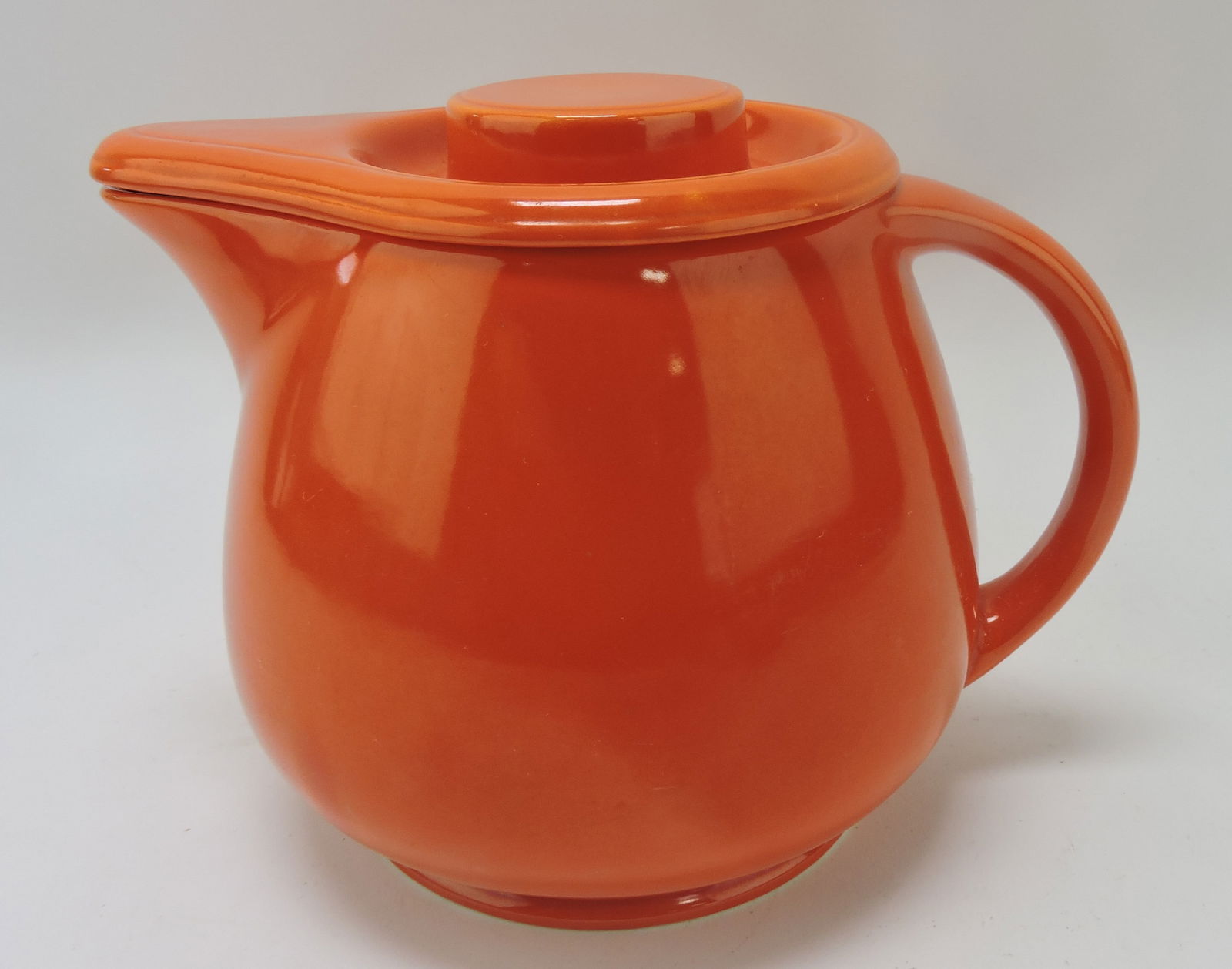 Kitchen Kraft covered jug, red (1 of 1)