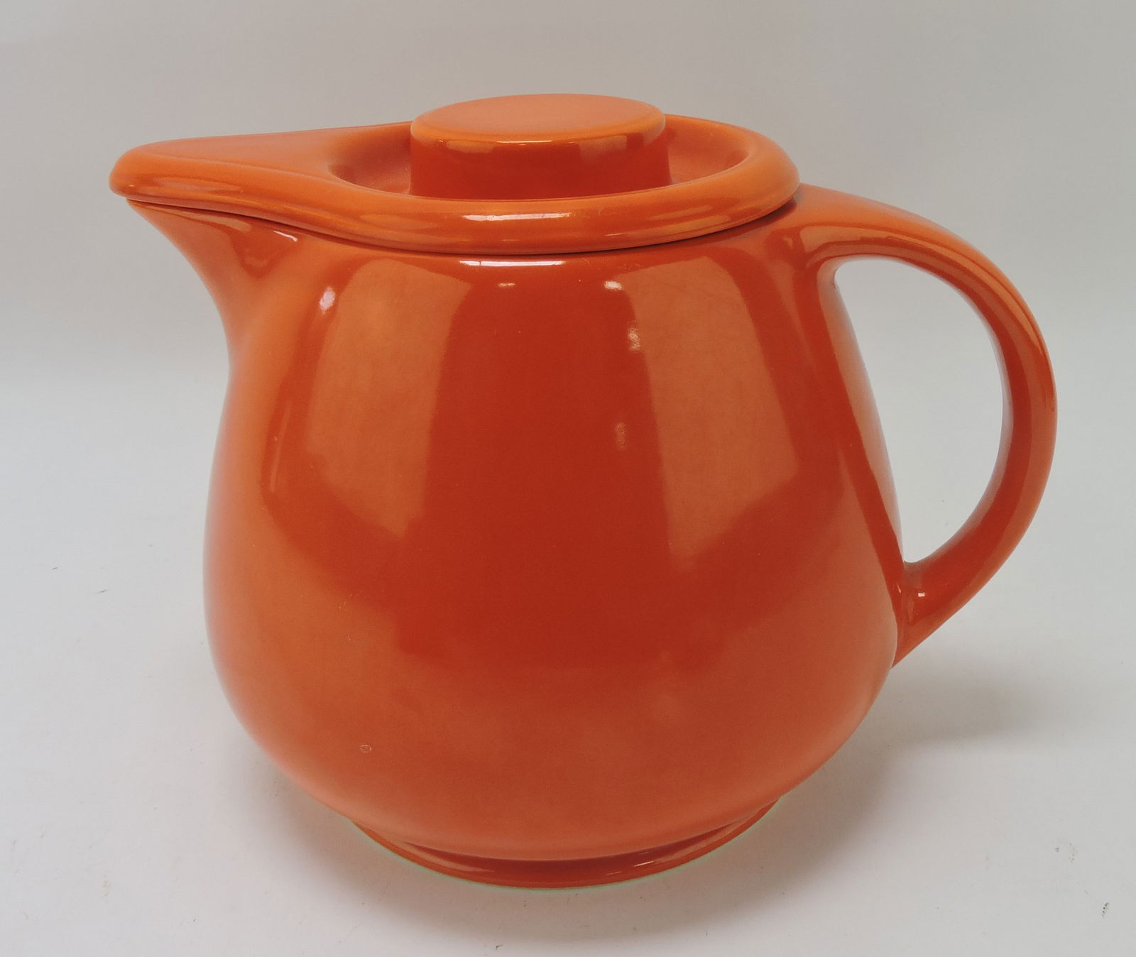 Kitchen Kraft covered jug, red (1 of 1)
