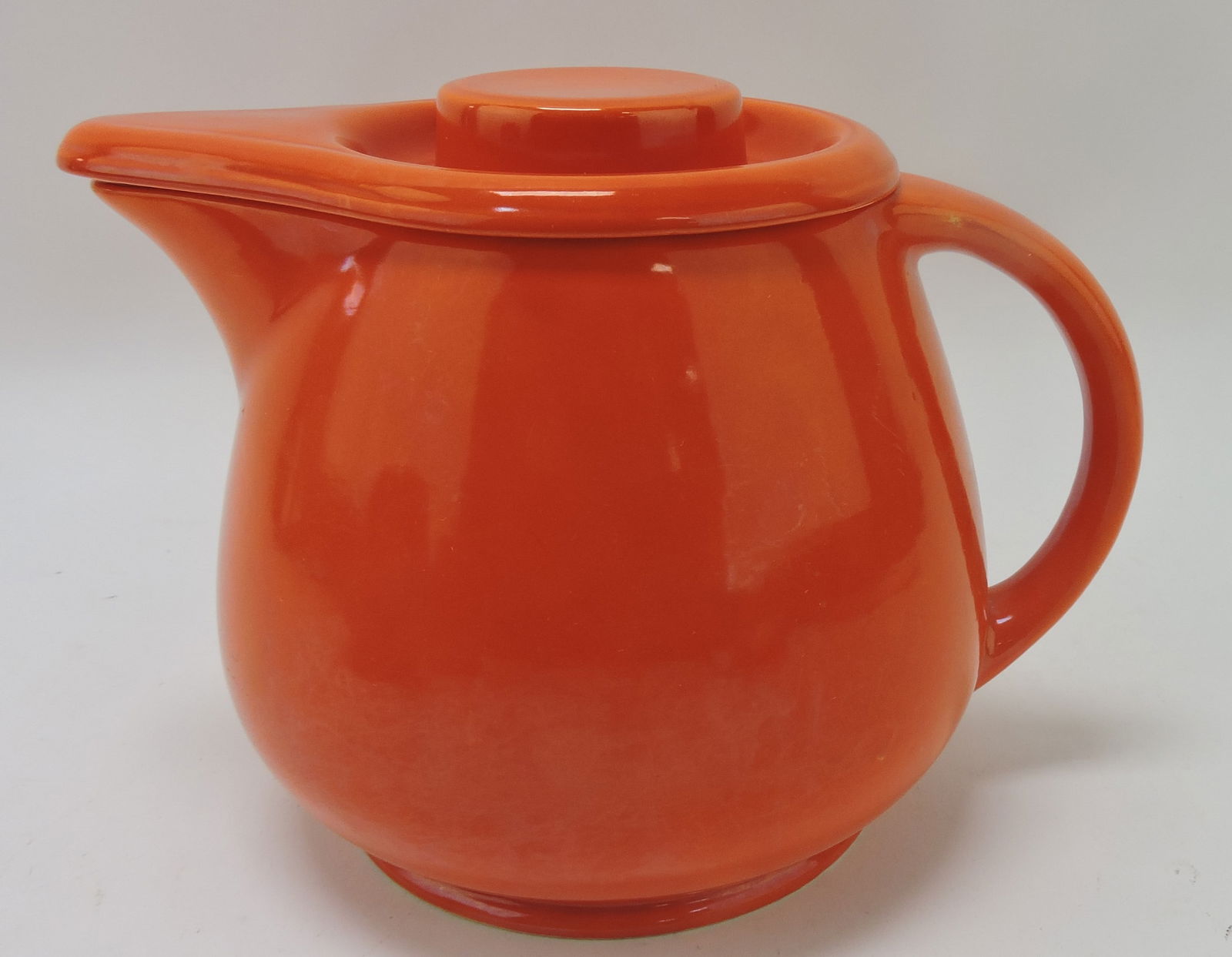 Kitchen Kraft covered jug, red, minor (1 of 1)