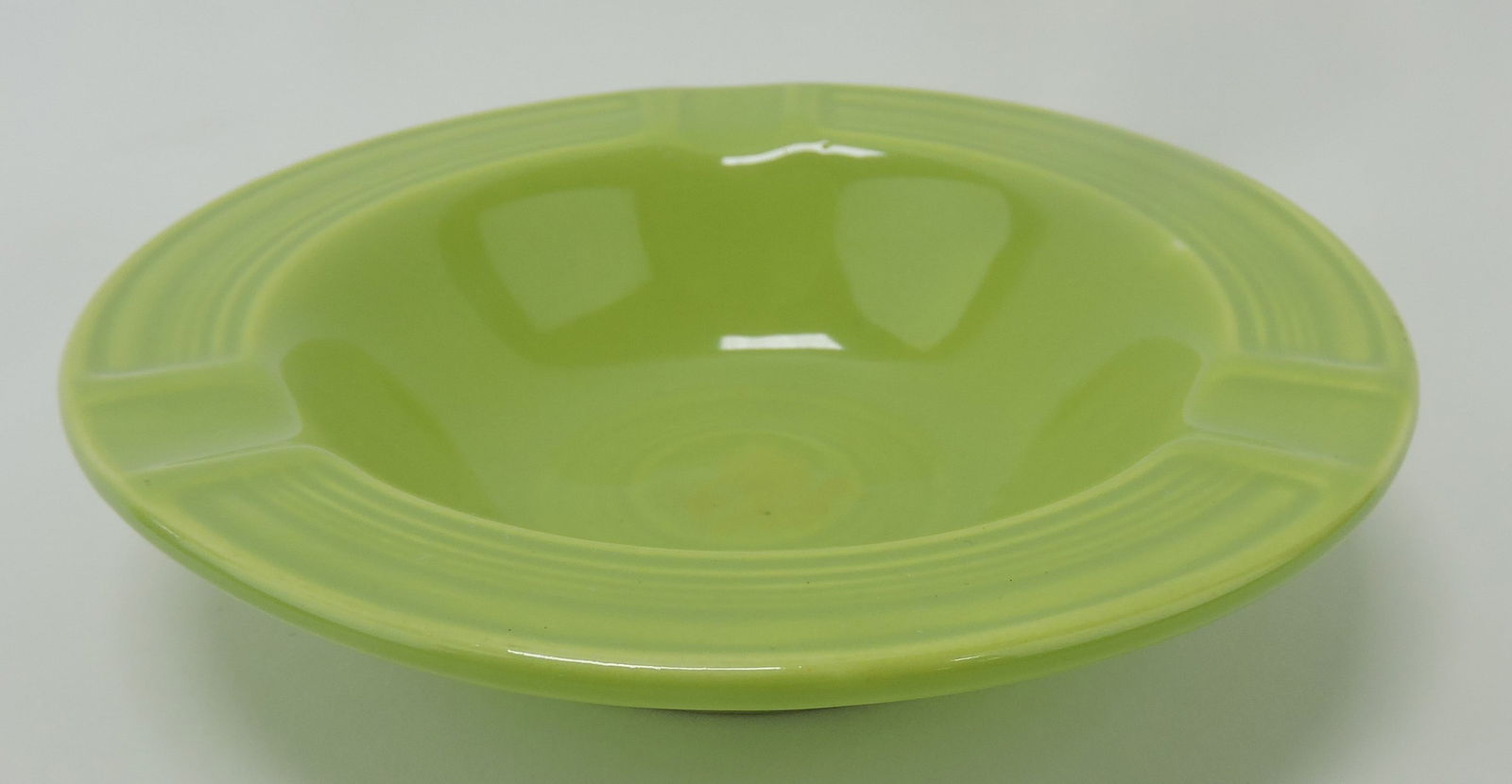 Fiesta ashtray, chartreuse (1 of 1)