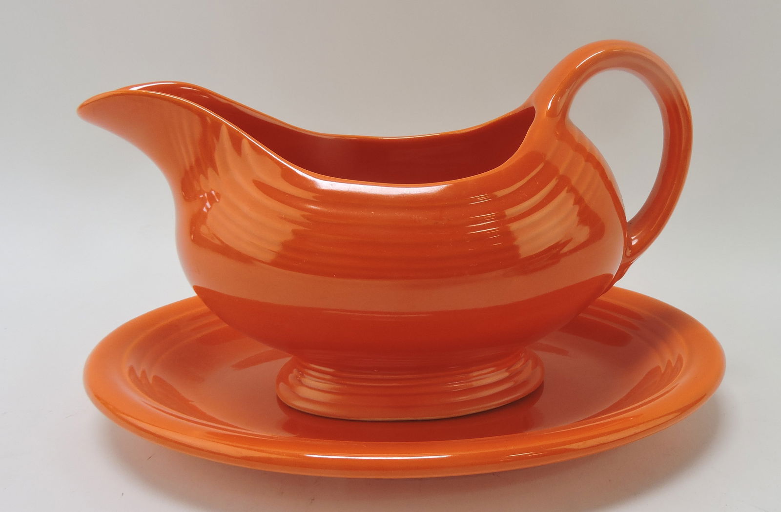 Fiesta sauce boat and stand, red (1 of 1)