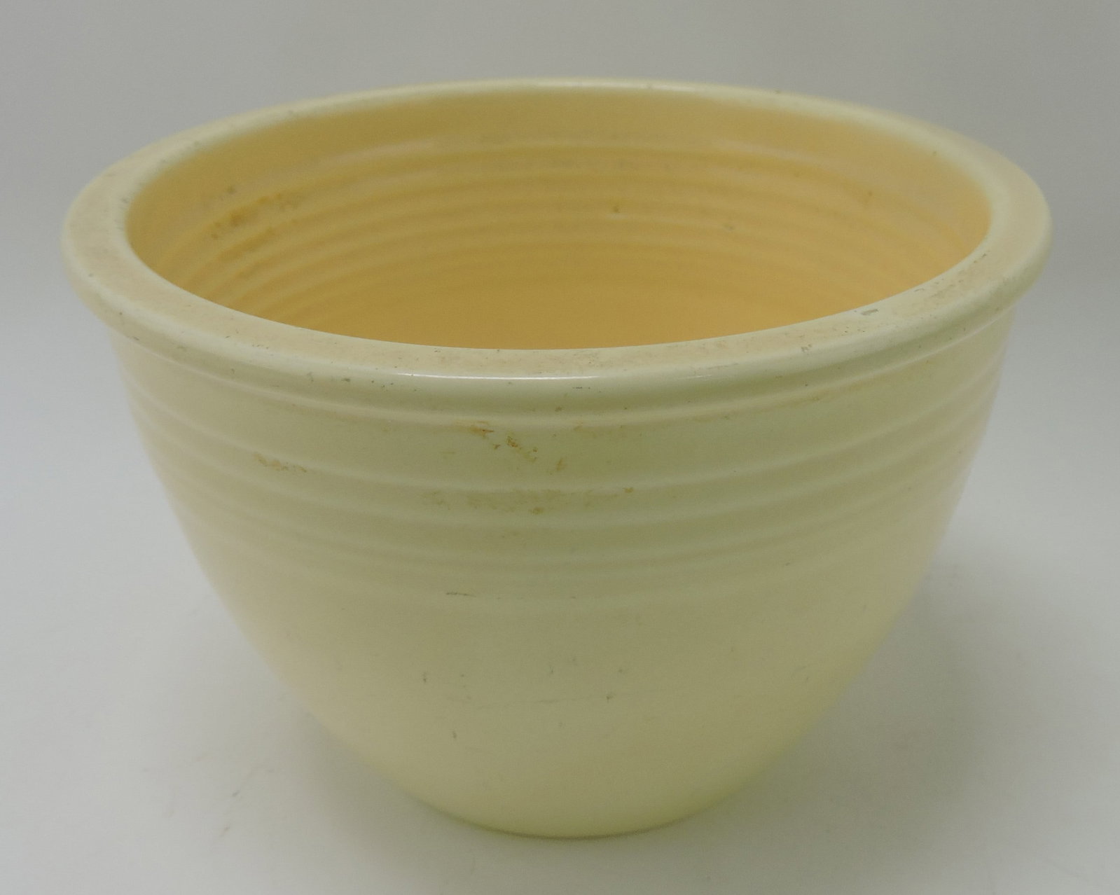 Fiesta #2 mixing bowl, ivory, inside: rings, nick