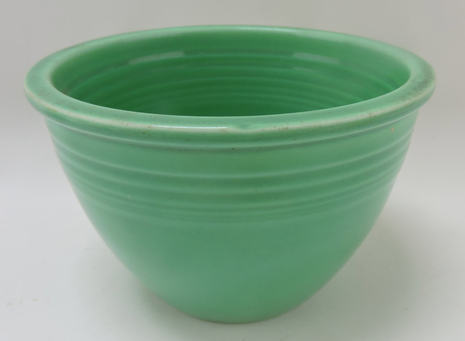 Fiesta #2 mixing bowl, green, inside: rings, rim nick