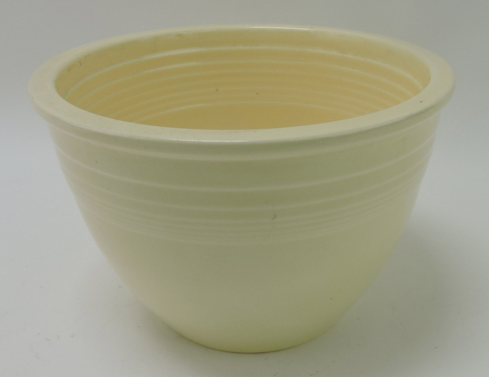 Fiesta #3 mixing bowl, ivory, inside: rings, nick, wear