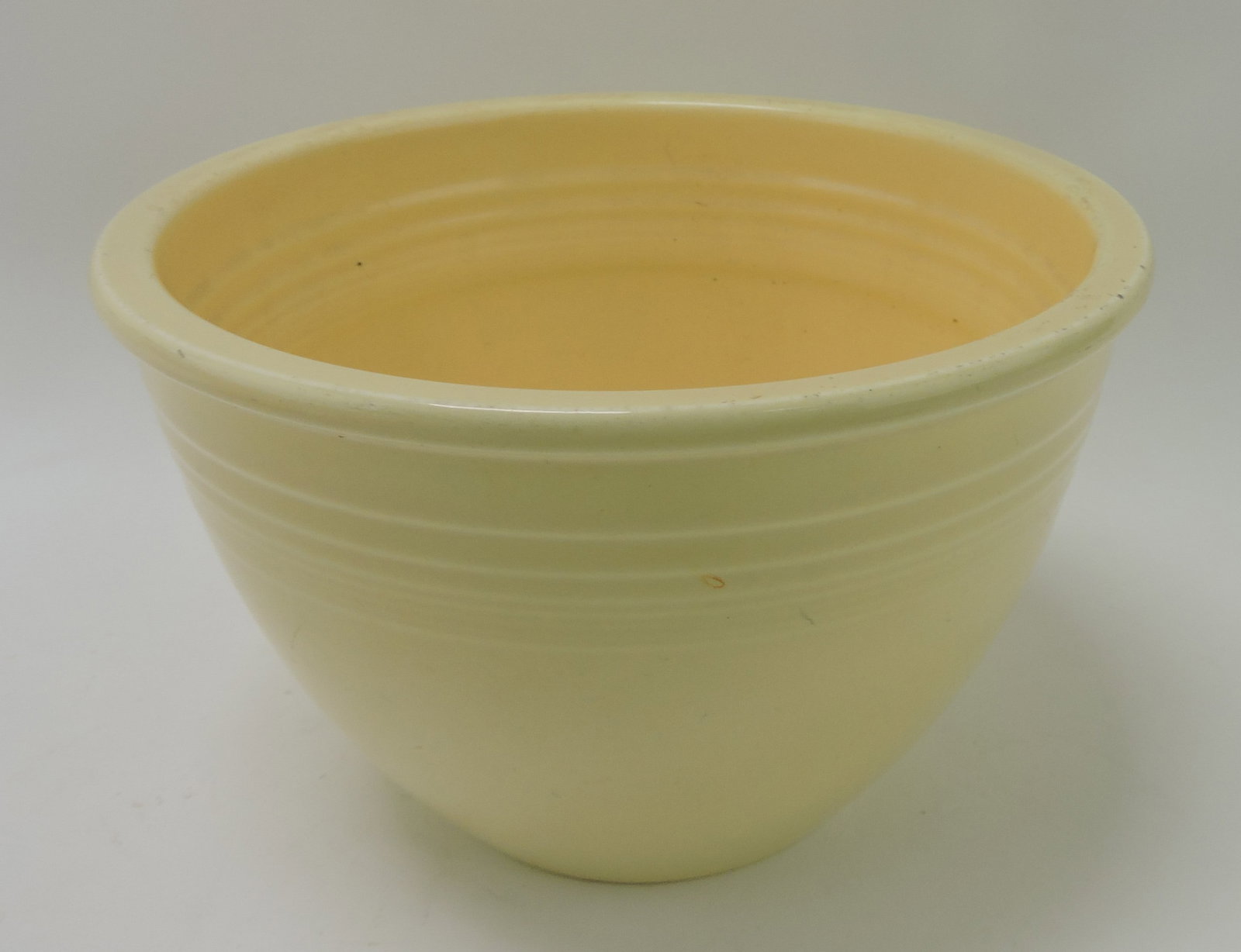 Fiesta #4 mixing bowl, ivory, inside: rings, rim nick