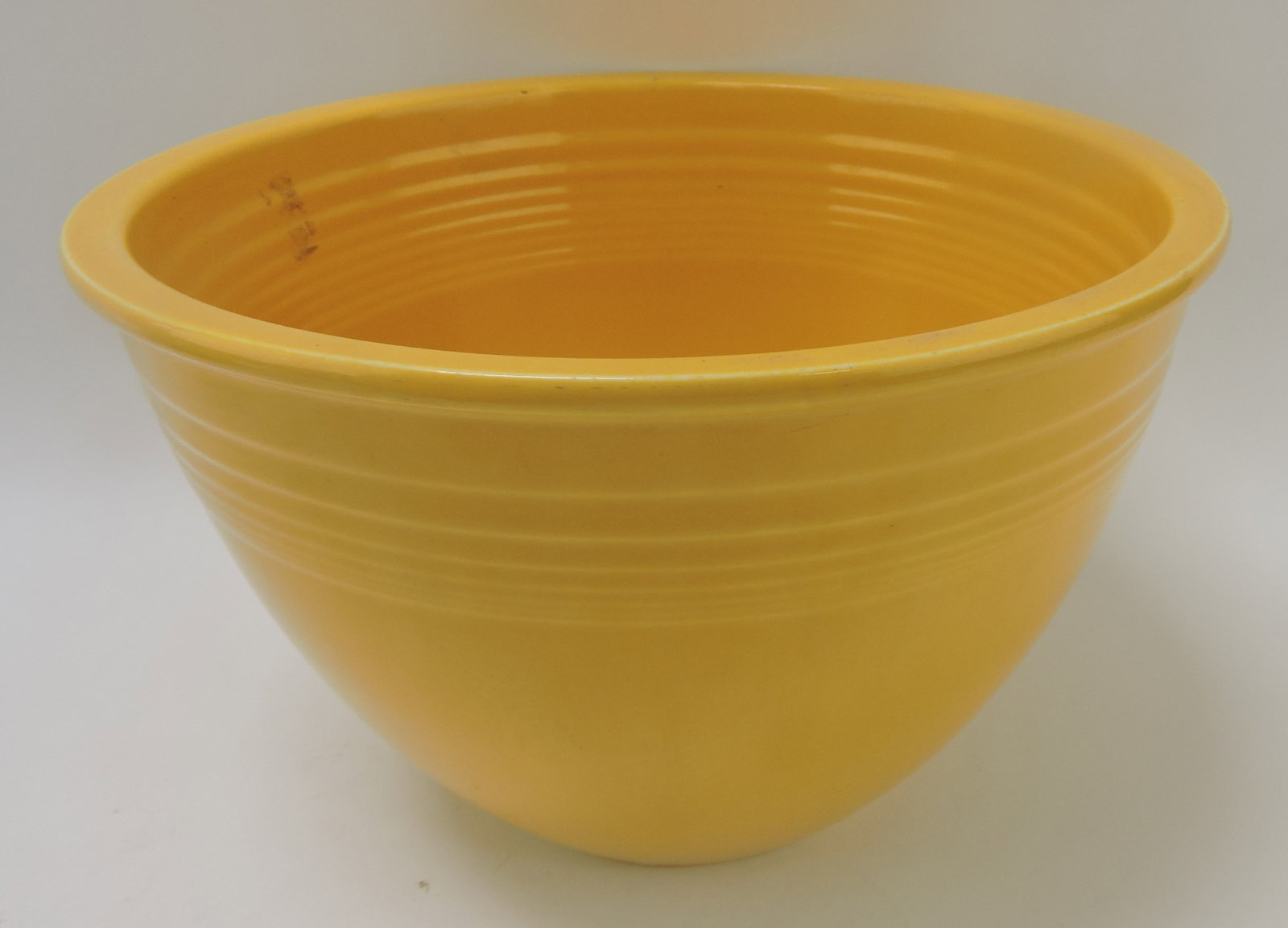 Fiesta #6 mixing bowl, yellow, inside: rings, rim nick