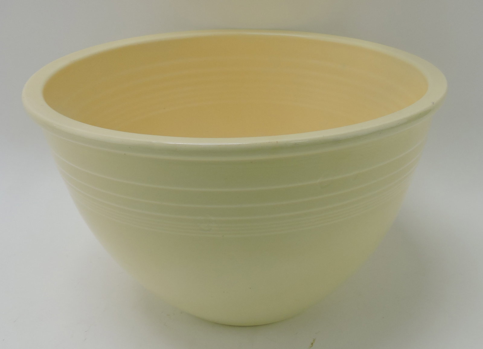 Fiesta #7 mixing bowl, ivory, rim nick: .