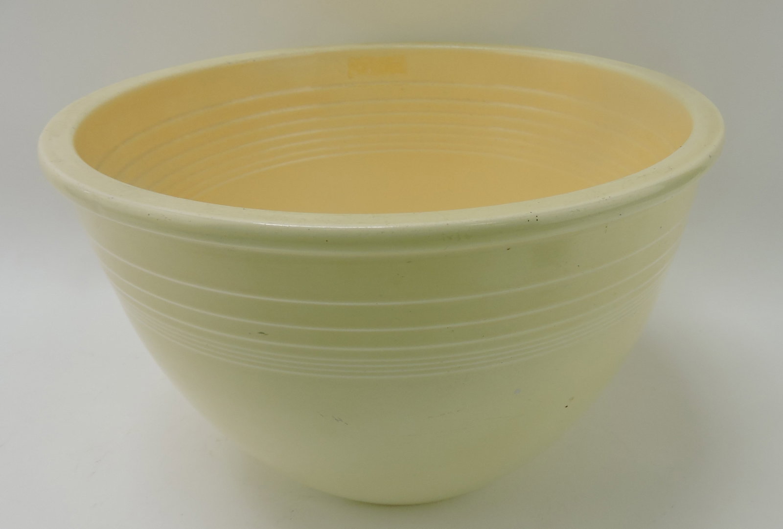 Fiesta #7 mixing bowl, ivory, wear: .