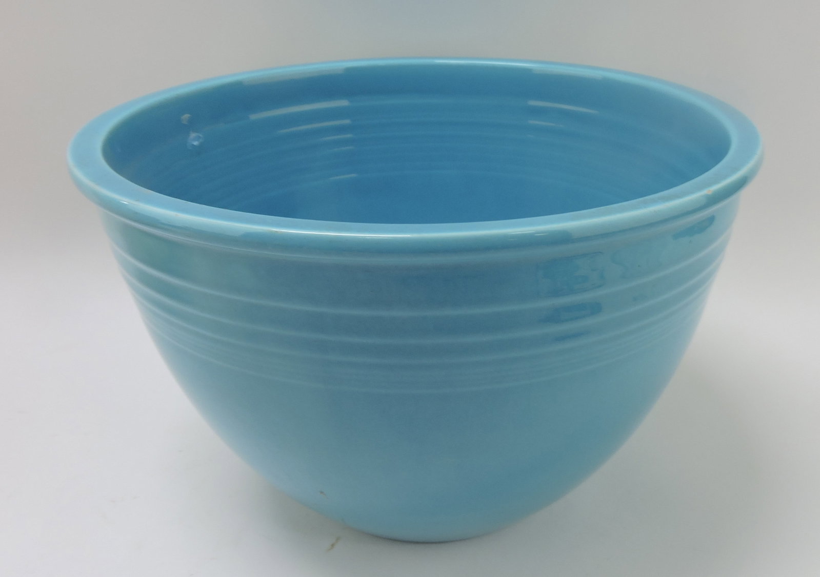 Fiesta #7 mixing bowl, turquoise, inside: rings, rim nick