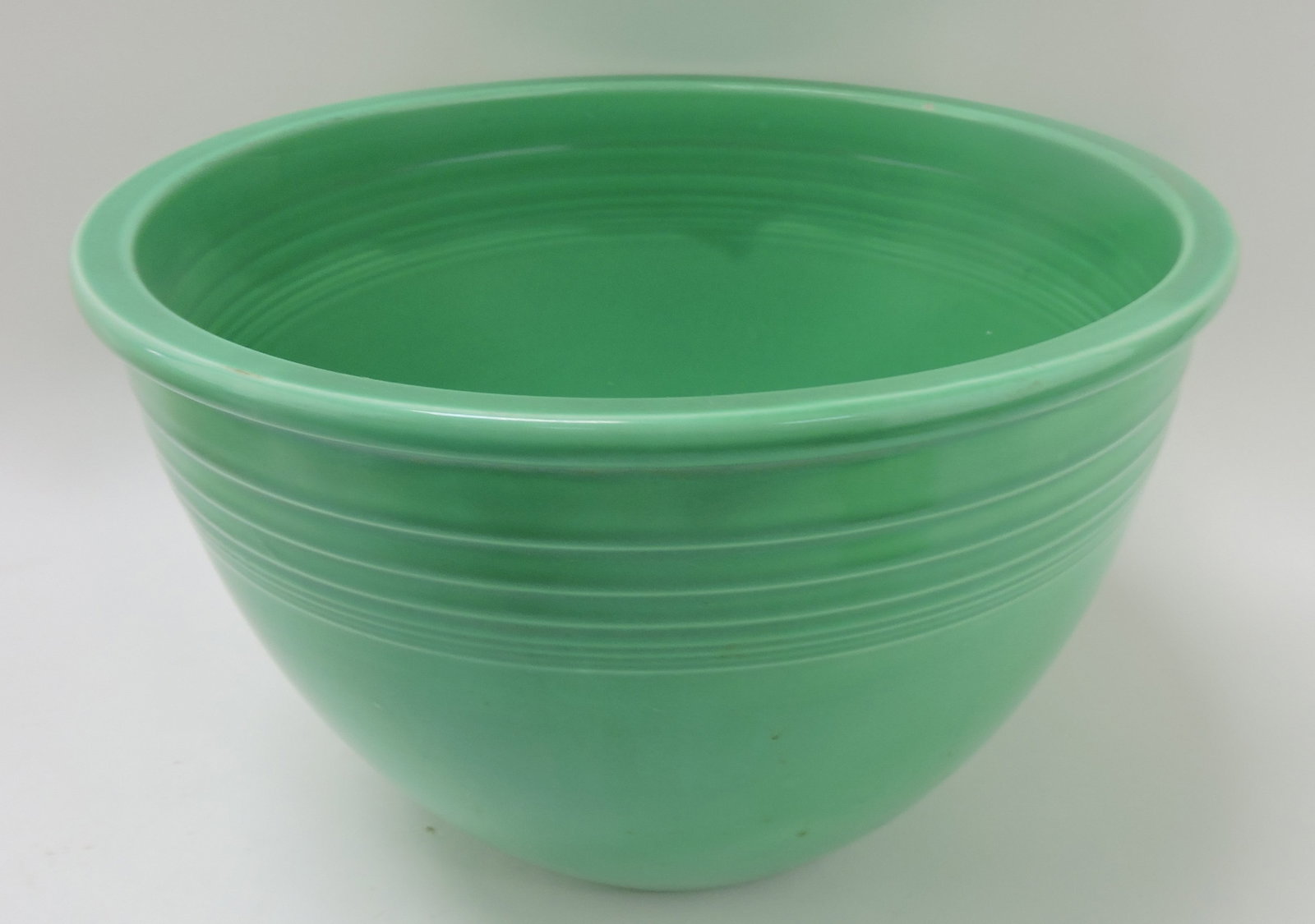 Fiesta #7 mixing bowl, green, inside: rings, rim nick