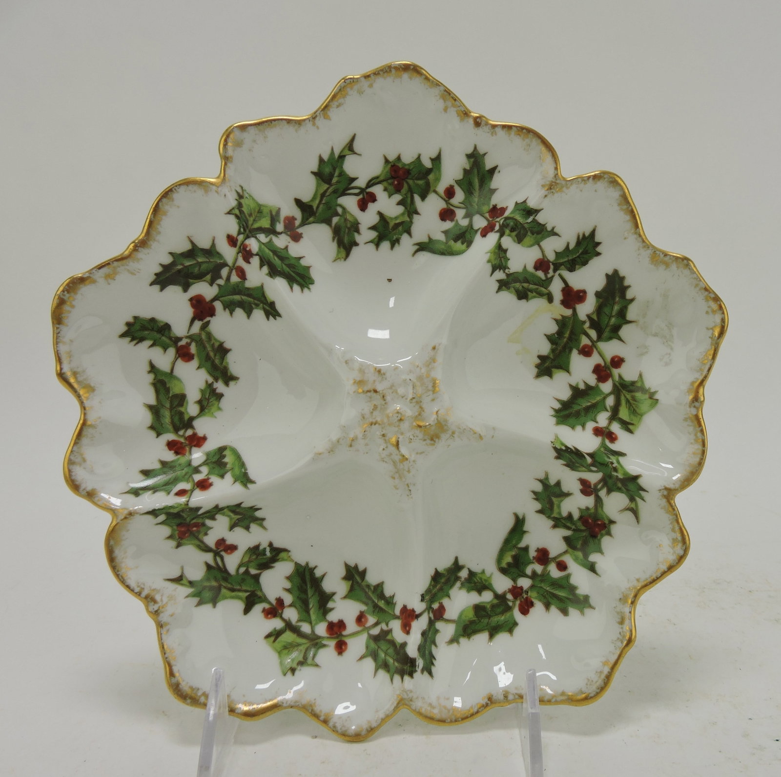 T & V France holly and berry five well: oyster plate, 8"