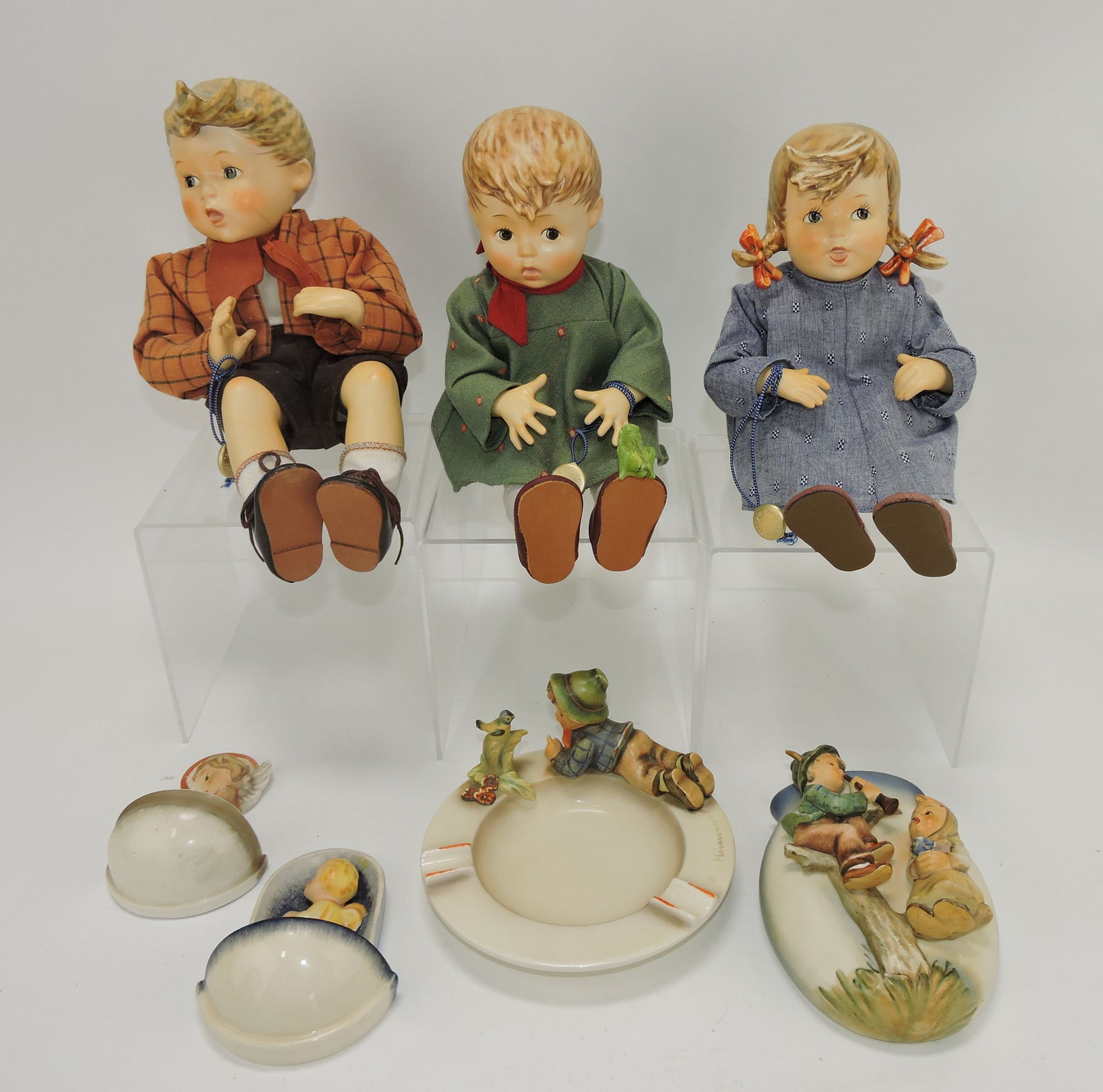 Hummel lot of 3 dolls, ashtray, wall (1 of 1)