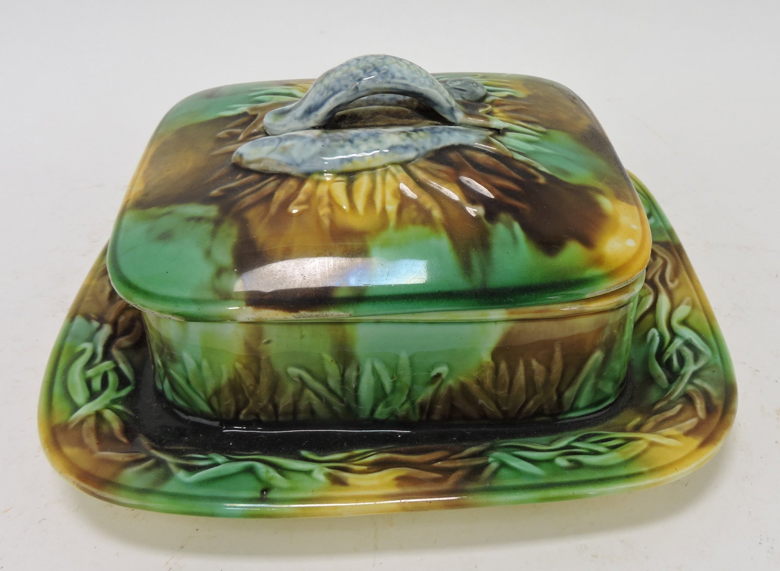 Mottled majolica sardine box with: 3 fish on lid