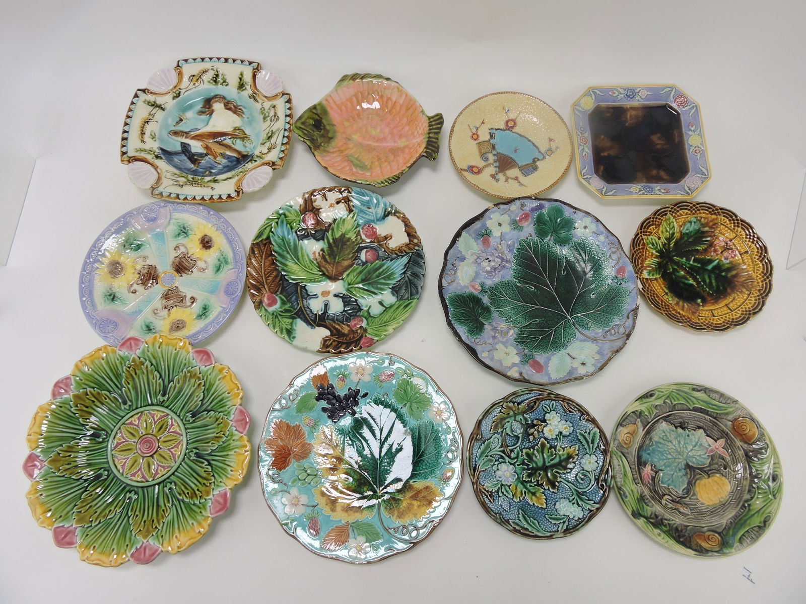 Majolica lot of 12 plates, various: condition