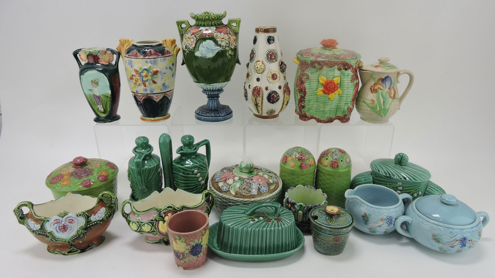 Majolica lot of 19 pieces, various: condition