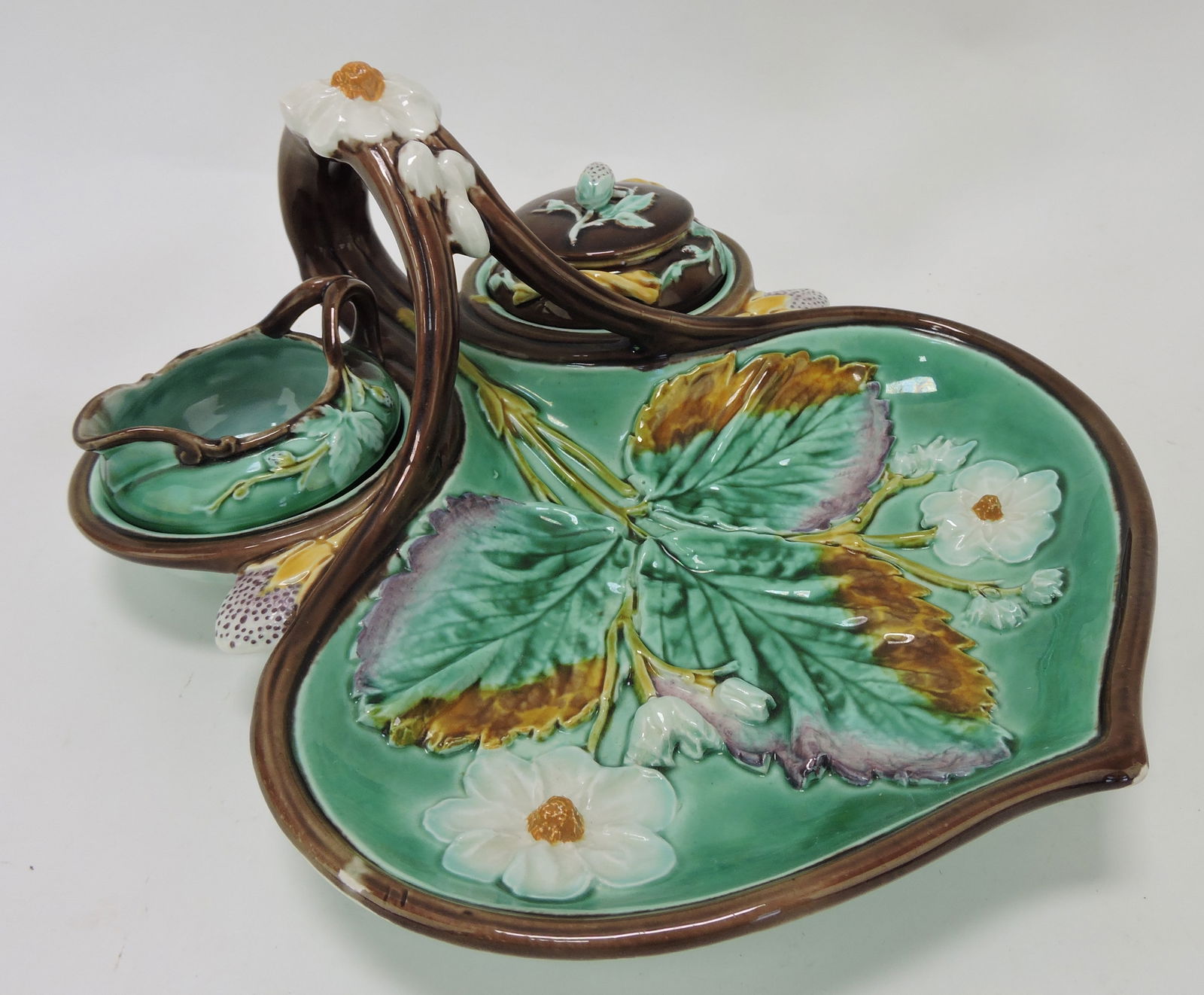 Wedgwood majolica strawberry server (1 of 1)