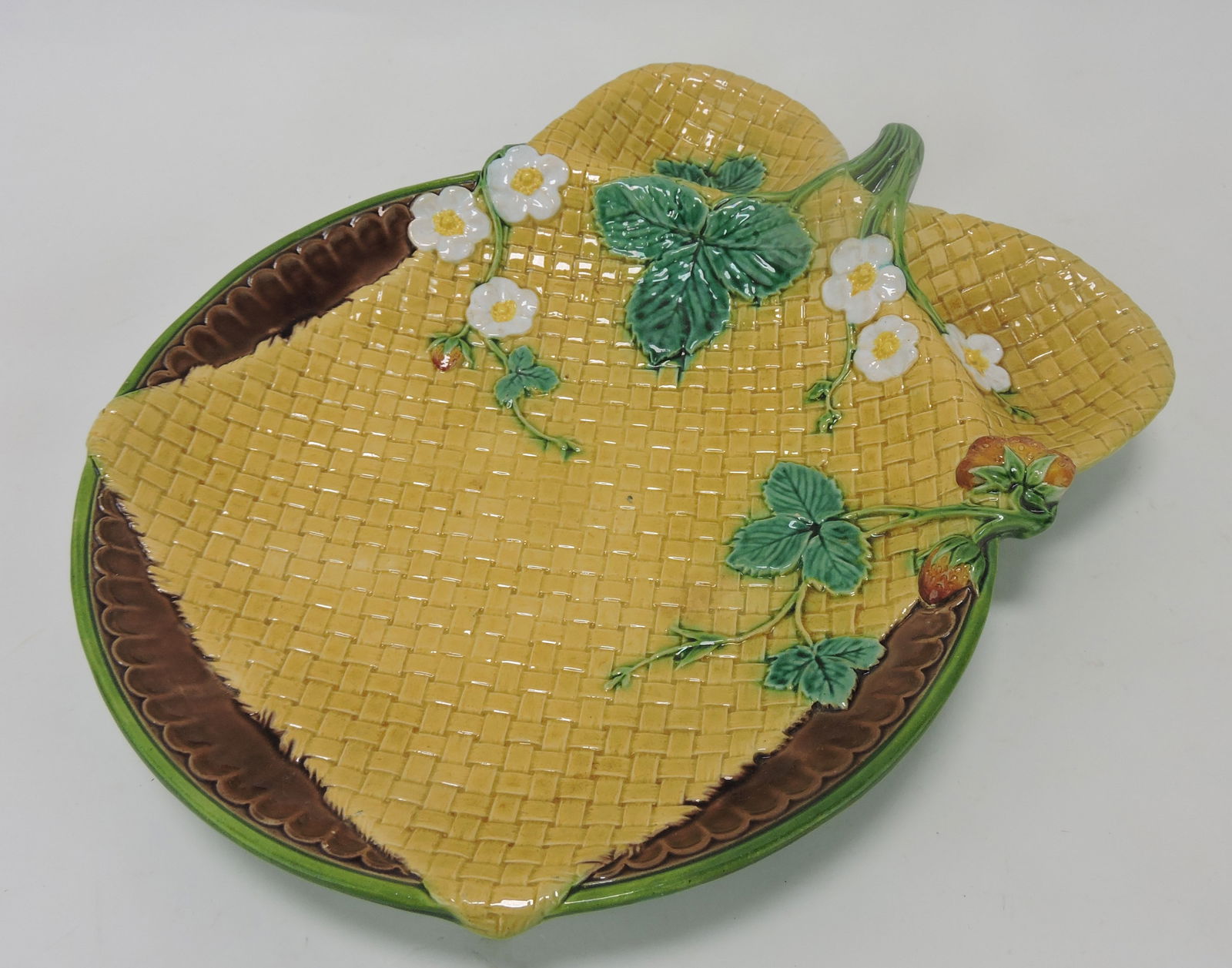 Minton majolica strawberry server, (1 of 1)