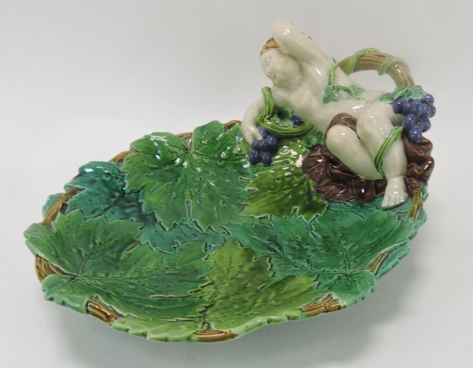Minton majolica grape tray with leaves (1 of 3)
