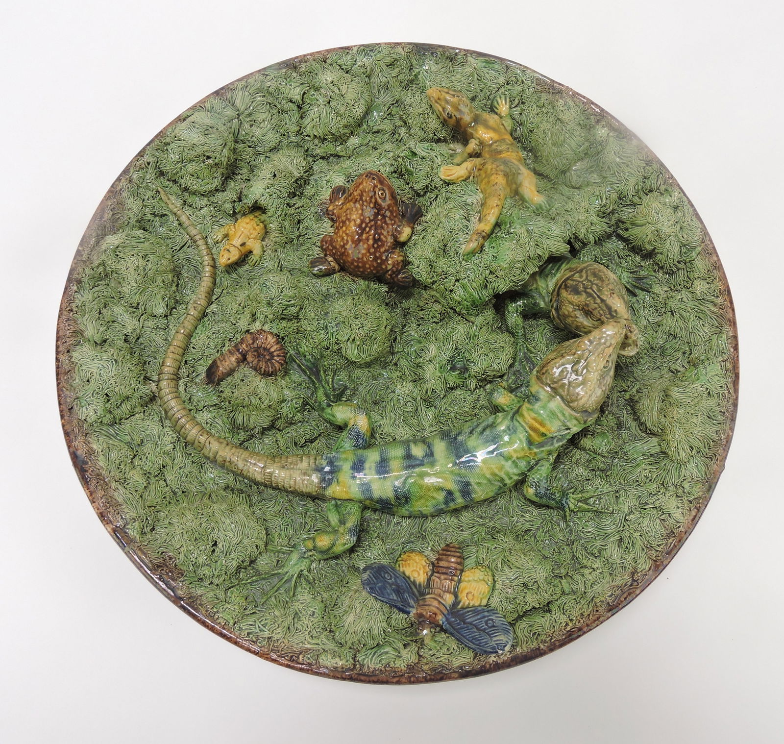 Mafra Portugal palissy majolica wall: plaque with two lizards, salamander, and toad on heavy green grass, 13 1/2"