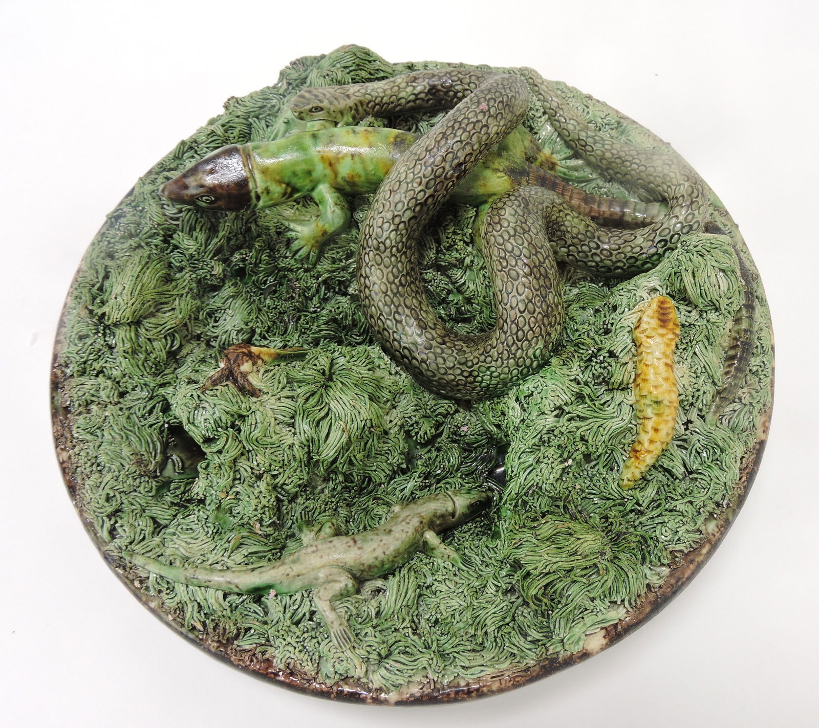 Portugal palissy round plaque with (1 of 2)