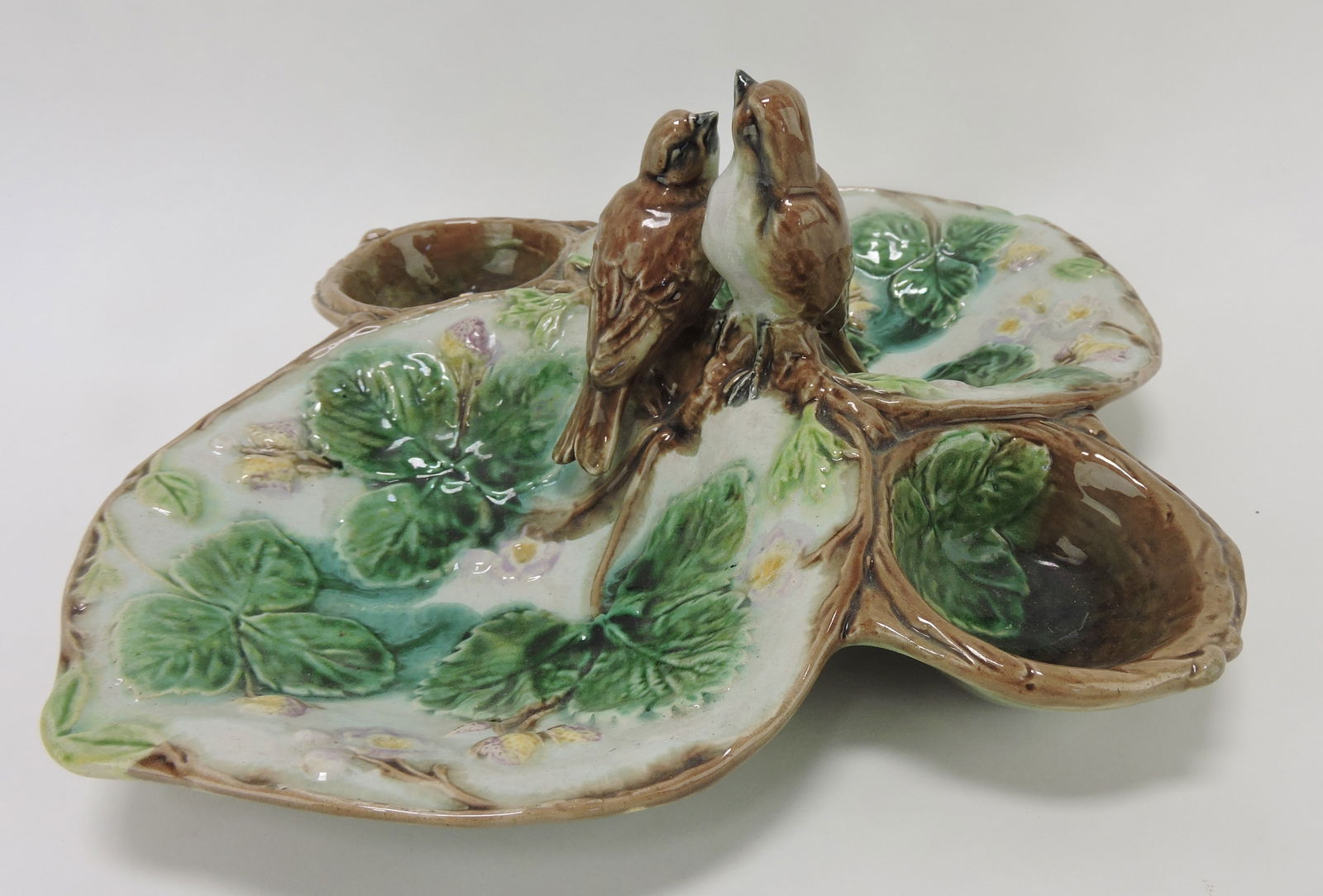 Forester majolica strawberry server (1 of 1)