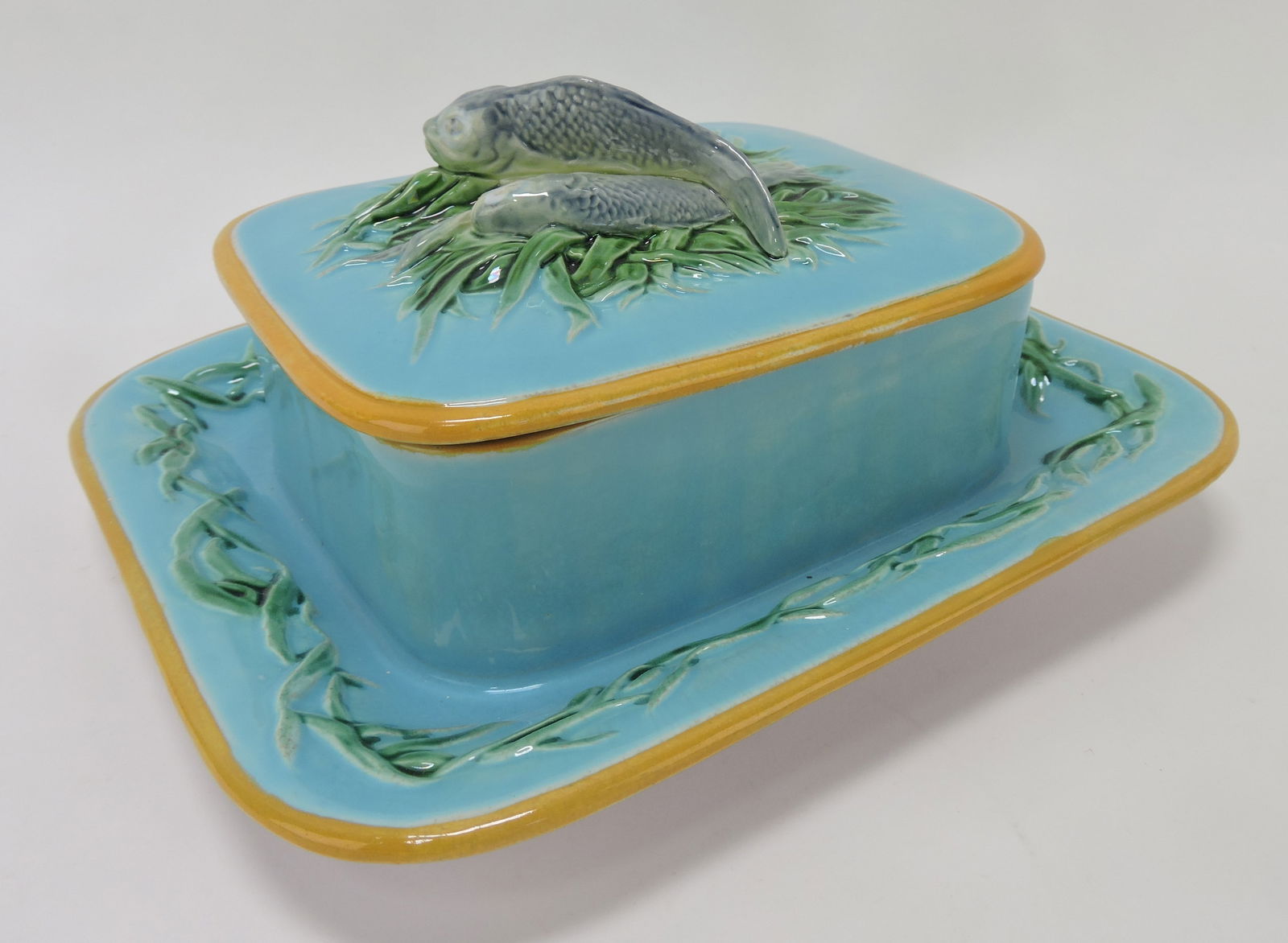 Minton majolica turquoise sardine box (1 of 1)
