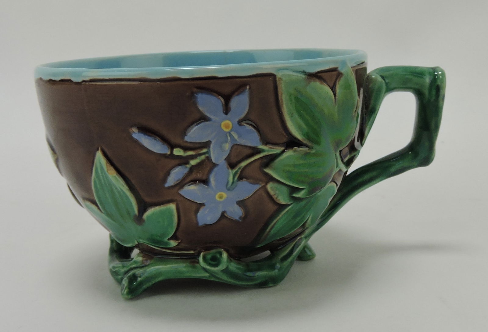 Minton majolica cup with flower: blossoms and leaves, hairline