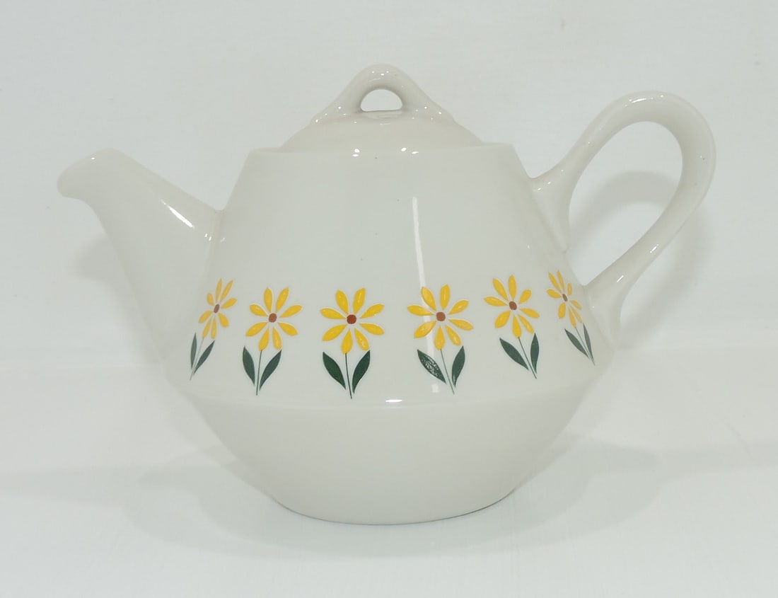 Hall China Flareware teapot with daisies (1 of 1)