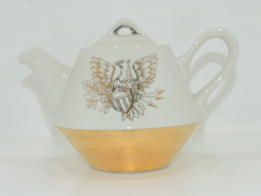 Hall China Flareware teapot with gold eagle (1 of 1)