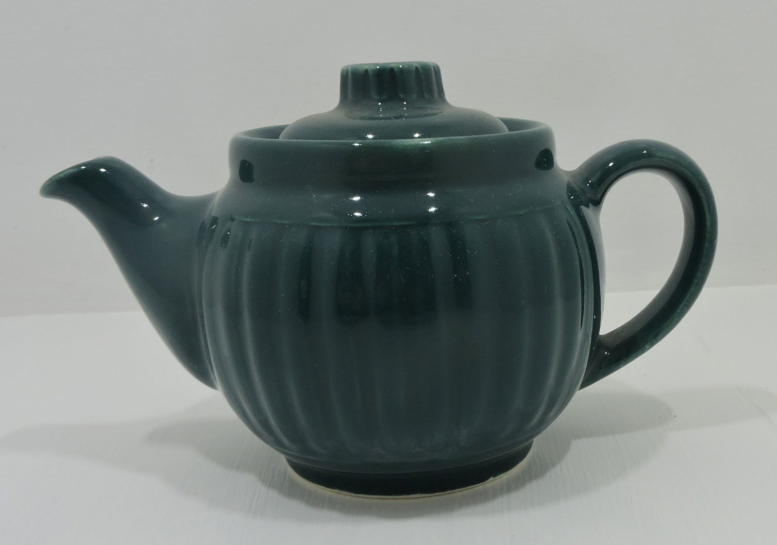 Hall China Everson ribbed teapot, (1 of 2)