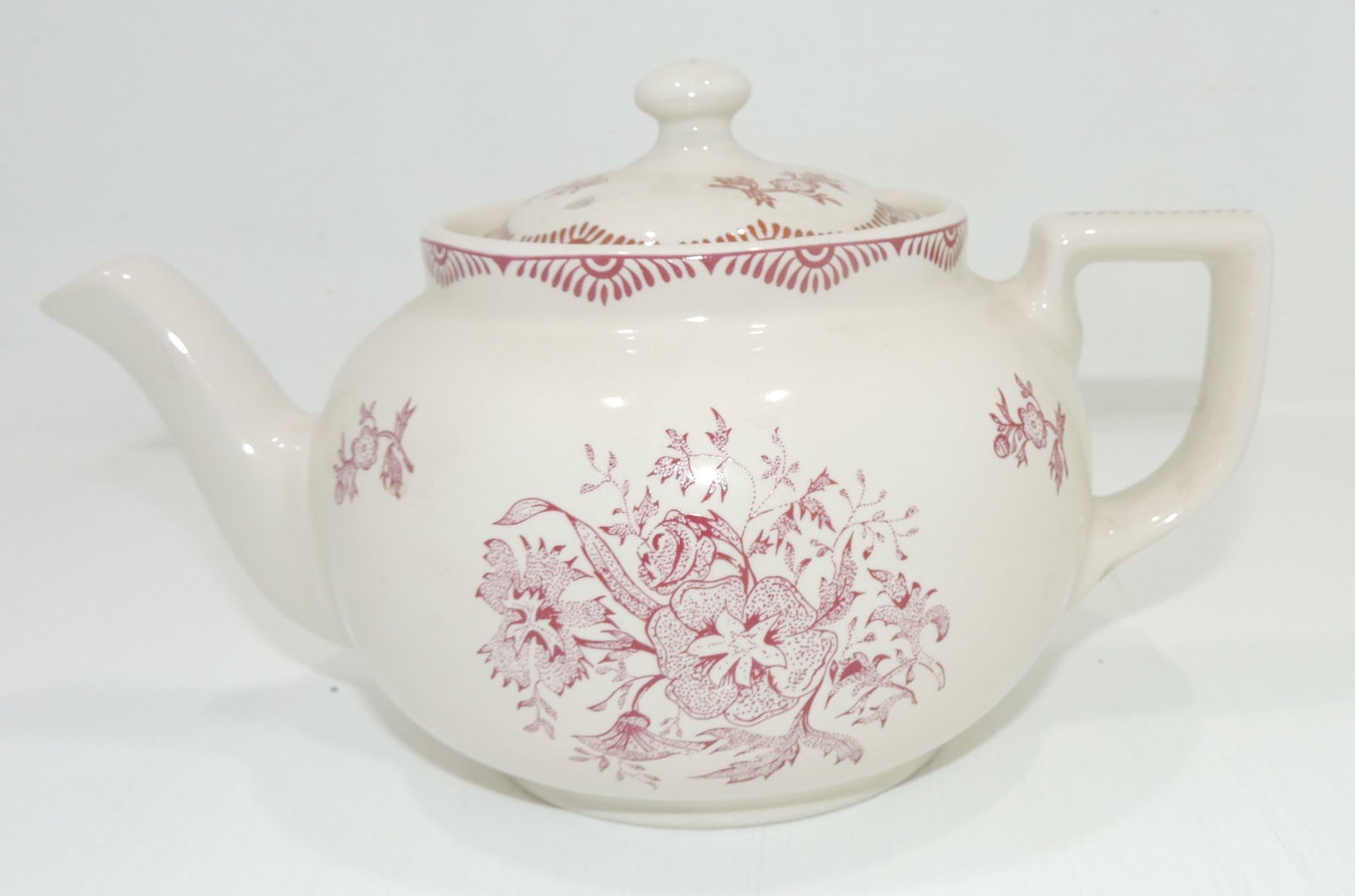 Hall China Boston teapot with red (1 of 1)