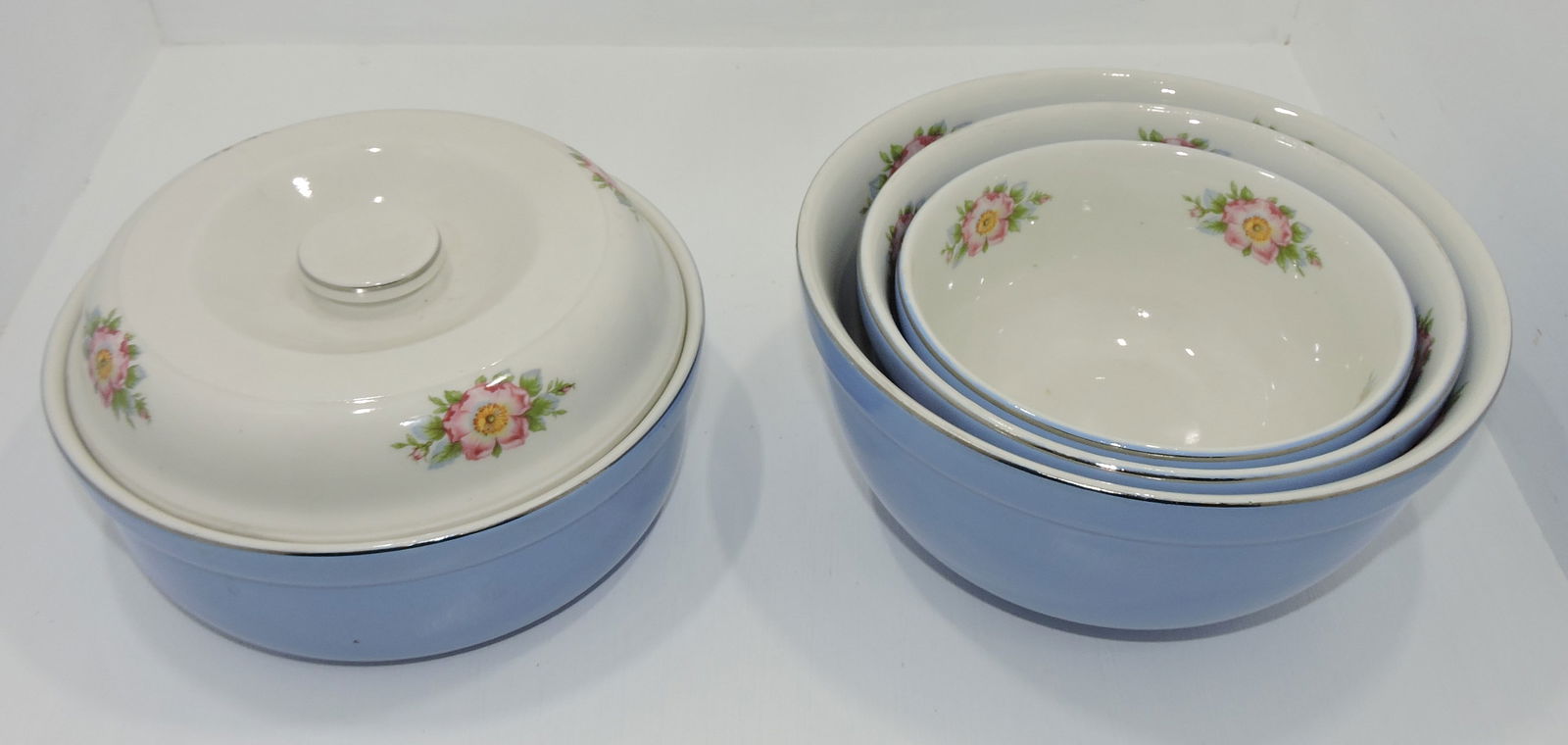 Hall China set of 3 nested bowls & casserole (1 of 1)