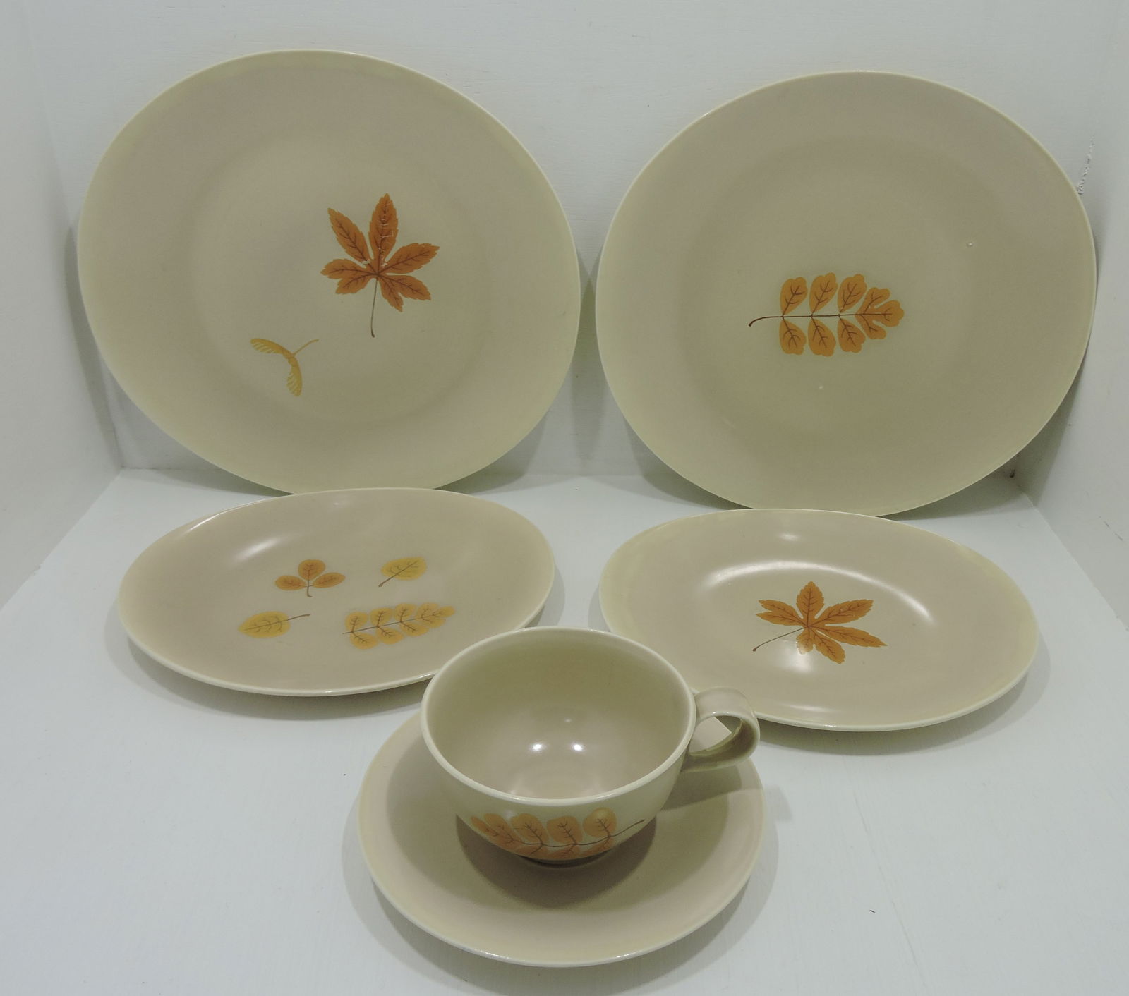 Hall China Eva Zeisel lot of 4 plates and: cup/saucer, samples