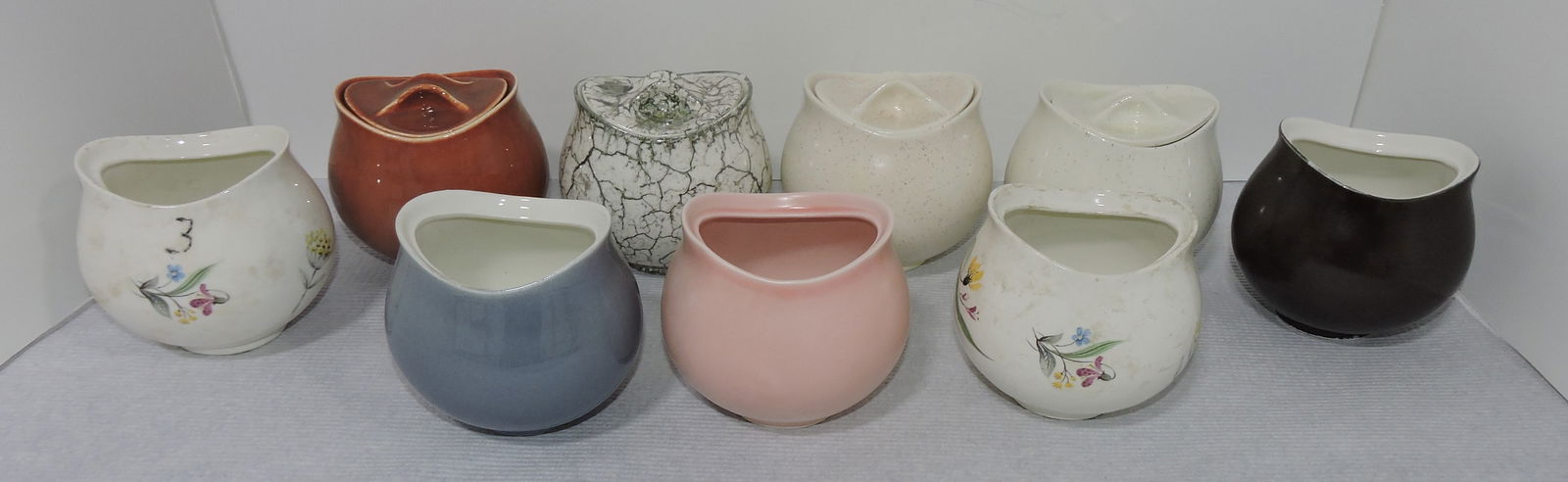 Hall China Eva Zeisel lot of 9 sugars,: some samples, 4 with lids, 5 without