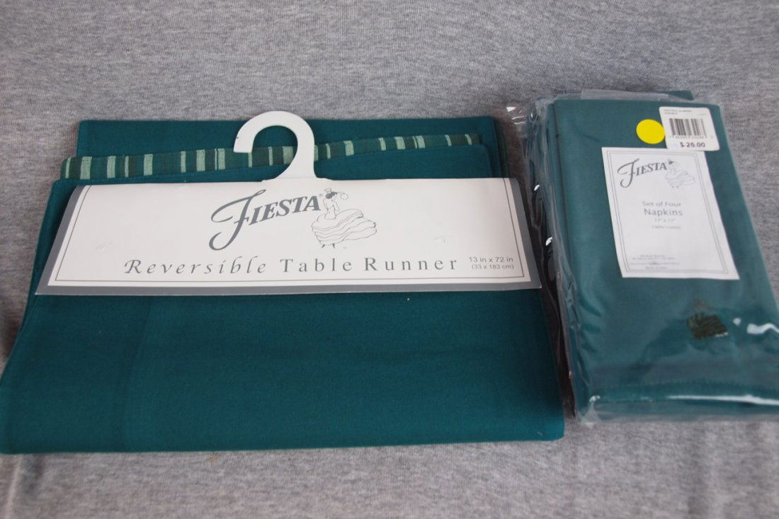 Fiesta evergreen linen group table runner and 12: Fiesta evergreen linen group table runner and 12 napkins