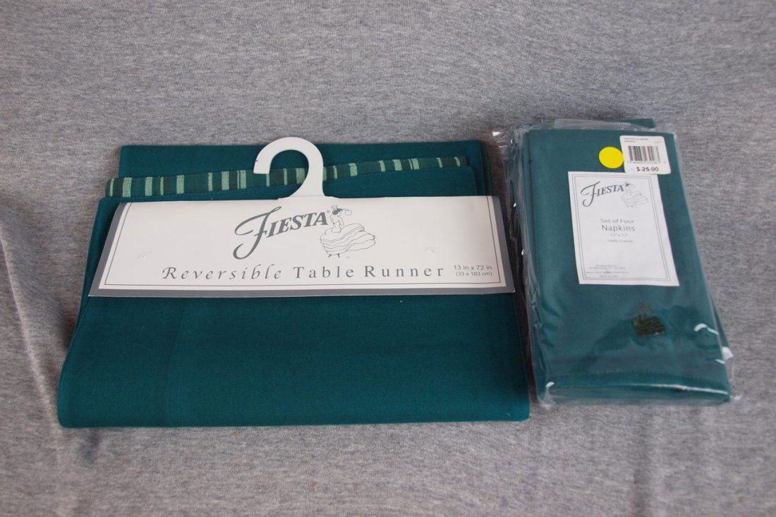 Fiesta evergreen linen group table runner and 12: Fiesta evergreen linen group table runner and 12 napkins