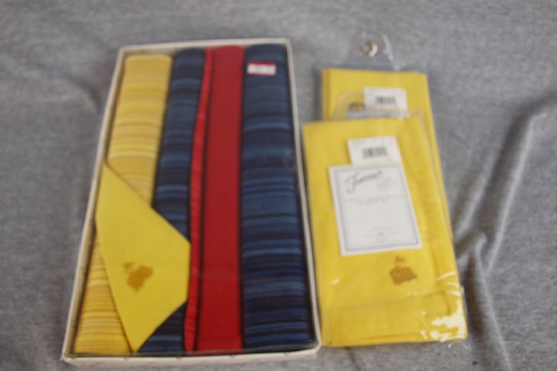 Fiesta lot of 4 placemats and 4 napkins: Fiesta lot of 4 placemats and 4 napkins
