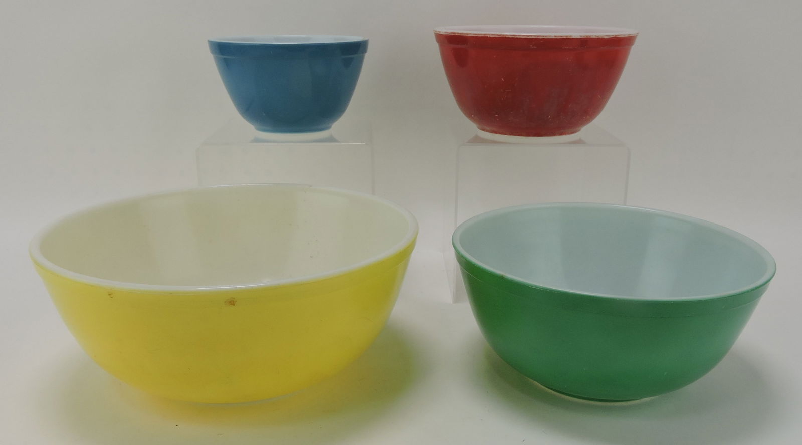 Pyrex 4 pc mixing bowl set, some wear (1 of 1)