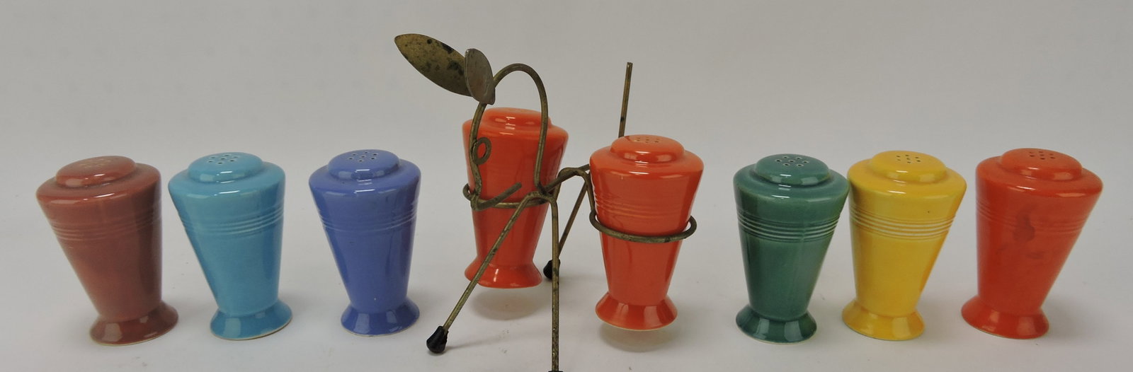 Harlequin shaker group - pair of red with: wire donkey holder and 6 singles