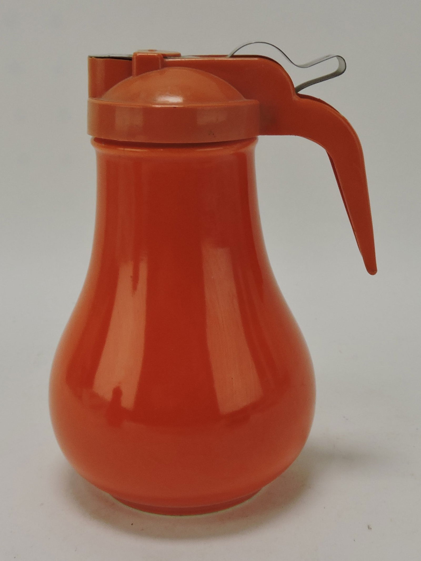 Fiesta syrup pitcher, red, lid doesn't fit (1 of 1)