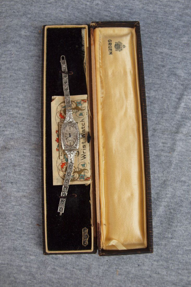 Ladie Gruen wrist watch with original box and paperw: Ladie Gruen wrist watch with original box and paperwork