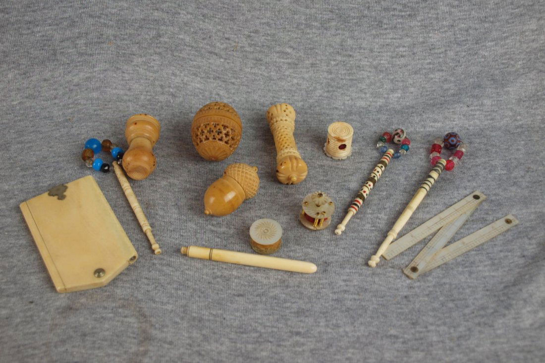 Lot of vintage sewing and related utensils and acce: Lot of vintage sewing and related utensils and accessories