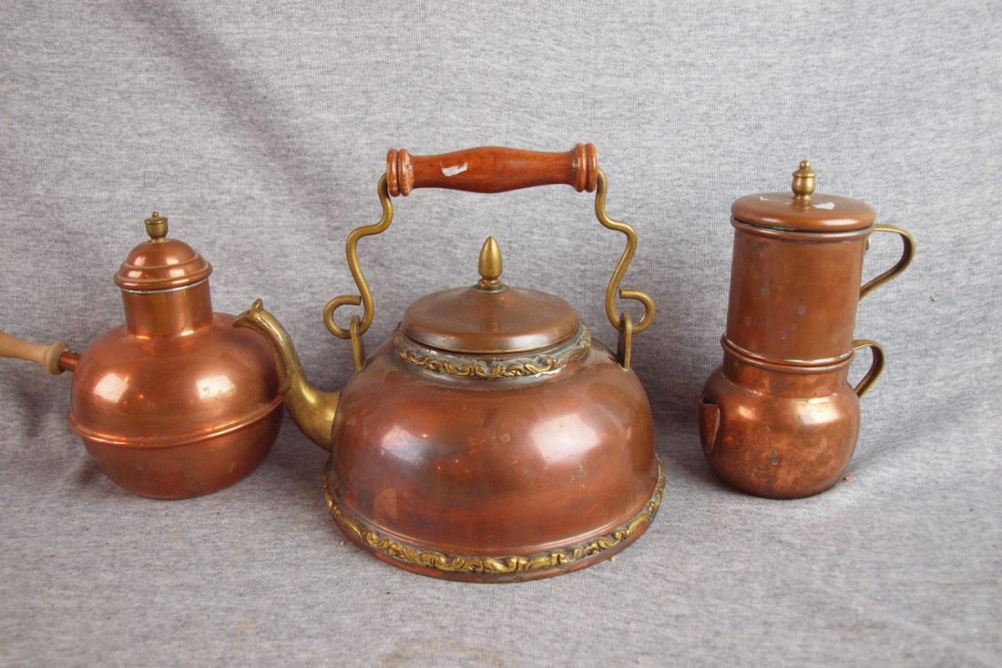Lot of 3 copper and brass teapots: Lot of 3 copper and brass teapots