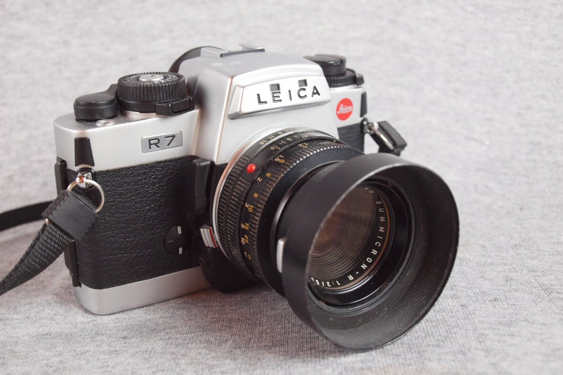 Leica R7 35mm camera, #1921308 with eye piece an: Leica R7 35mm camera, #1921308 with eye piece and 6 lenses - Elmarit R1:28/28, Summicron R 1:2/50, Elpro 50mm macro, Elmarit R 2:8/90, Macro Elmarit R 1:4/100, Elmarit R 1:28/135, Vario Elmarit R 1:4/