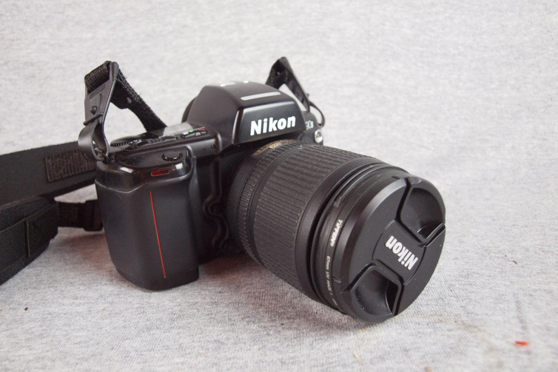 Nikon N90S 35mm camera with Nikon 18-105mm VR le: Nikon N90S 35mm camera with Nikon 18-105mm VR lens, MF25 World Time back, Nikon SB26 flash/strobe, camera bag and accessories